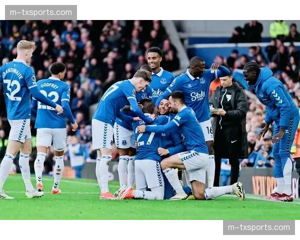从崩盘到坚韧：埃弗顿在保级关键战中展现的、基于集体跑动的防守纪律