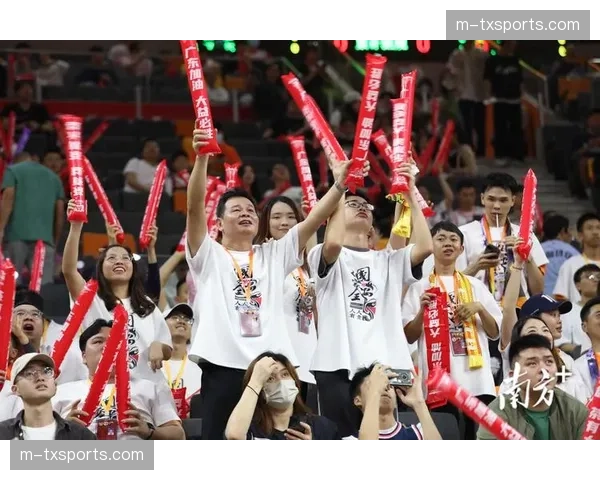 CBA赛场暂停期间播放混剪视频，包含全球各地球迷为中国球队加油画面