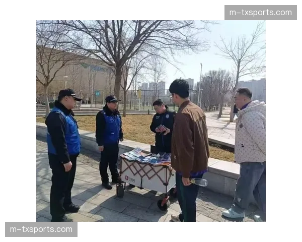 每个球场配备5名经过专业培训的社区安全员